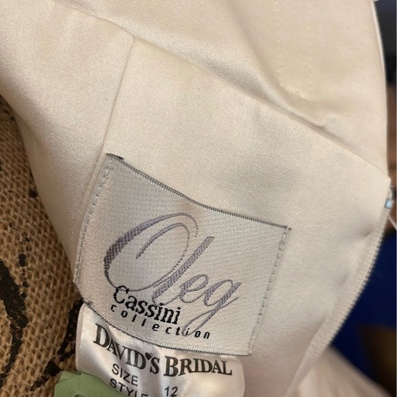 Oleg Cassini designer wedding gown 12 - Picture 8 of 12